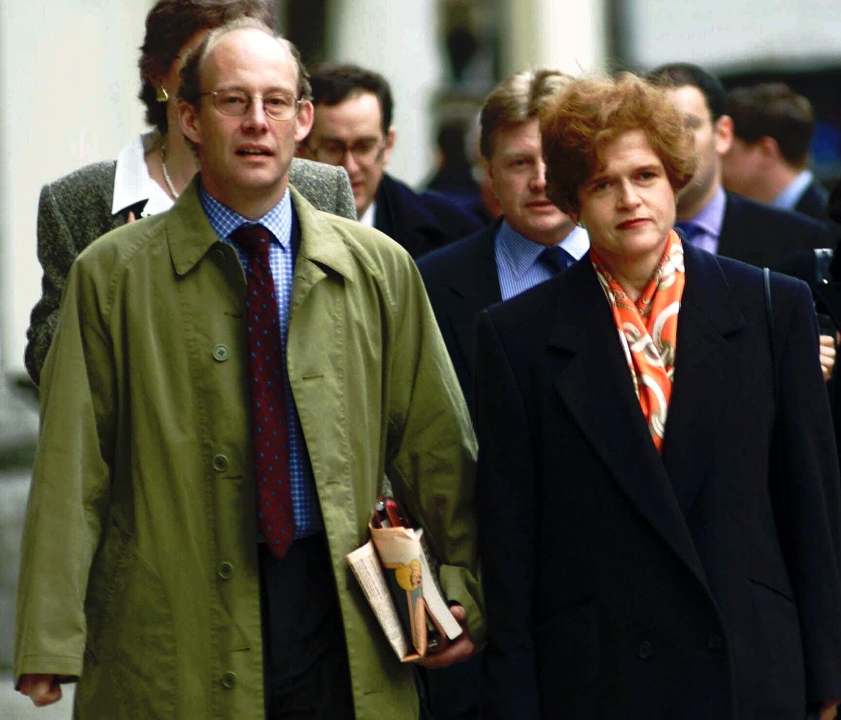 דברה ליפשטדט והמו&quot;ל של פנגווין אנתוני פורבס ווטסון מגיעים לבית המשפט העליון בלונדון, 11 בינואר 2000 (צילום: AP Photo/Max Nash)