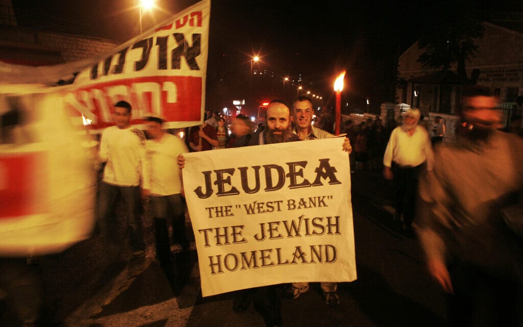 הפגנה של מתנחלים מחוץ לקונסוליה האמריקאית בירושלים בעת ביקורה של שרת החוץ קונדוליסה רייס בנובמבר 2007 (צילום: AP Photo/Kevin Frayer)