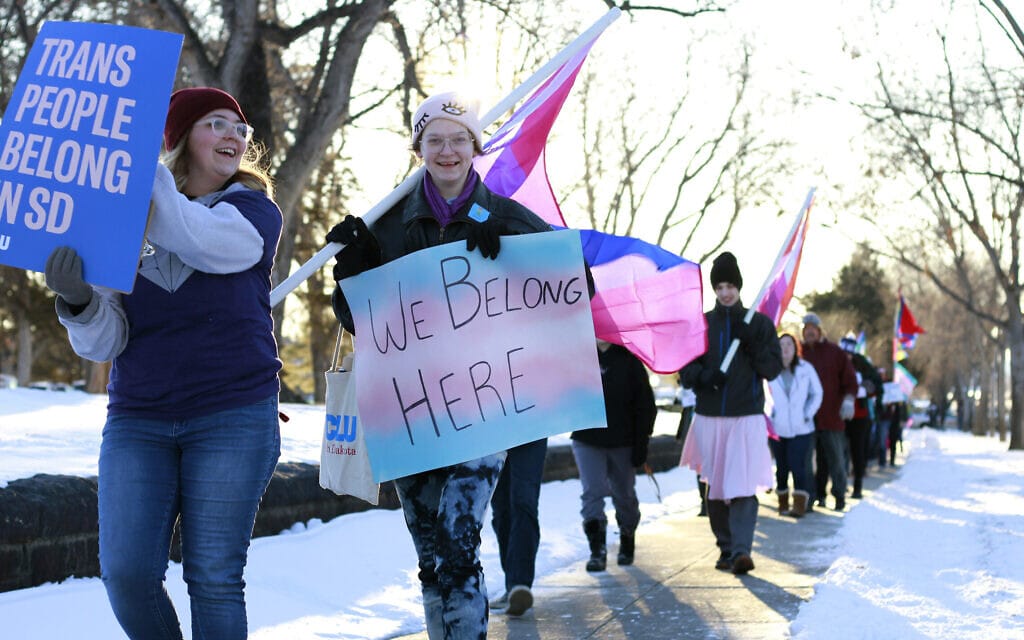 הפגנה של תומכי הקהילה הגאה בדרום דקוטה, 10 בפברואר 2020; בתמונה – פעילה אוחזת בדגל הקהילה הטרנסג'נדרית (צילום: Stephen Groves, AP)