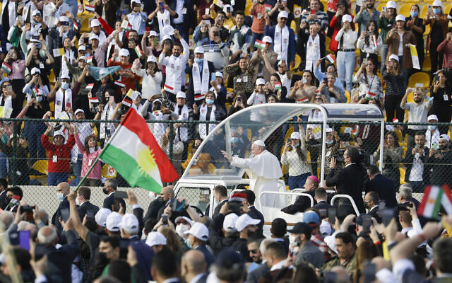המונים מריעים לאפיפיור פרנציסקוס באירביל שבעיראק, 7 במרץ 2021 (צילום: Andrew Medichini, AP)