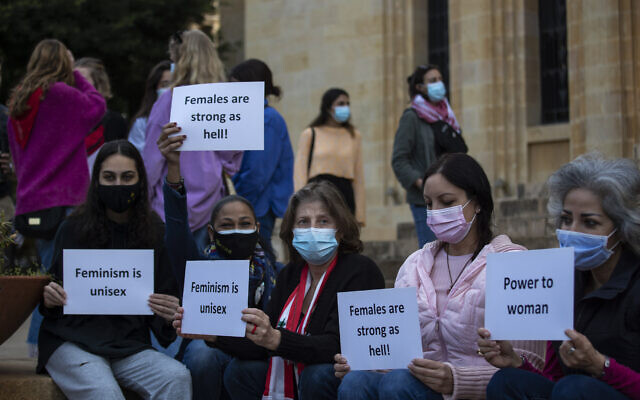 מפגינות בביירות מוחות ביום האישה הבינלאומי, 8 במרץ 2021 (צילום: Hassan Ammar, AP)