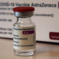 בקבוקון ובו חיסון של אסטרהזניקה (צילום: Christophe Ena, AP)