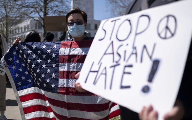 מפגינה מוחה באטלנטה בעקבות פיגוע הירי, שבו נורו למוות שמונה בני אדם, בהן שש נשים ממוצא אסייתי, 20 במרץ 2021; על השלט שמונף נכתב &quot;עצרו את שנאת האסיאתיים&quot; (צילום: Ben Gray, AP)