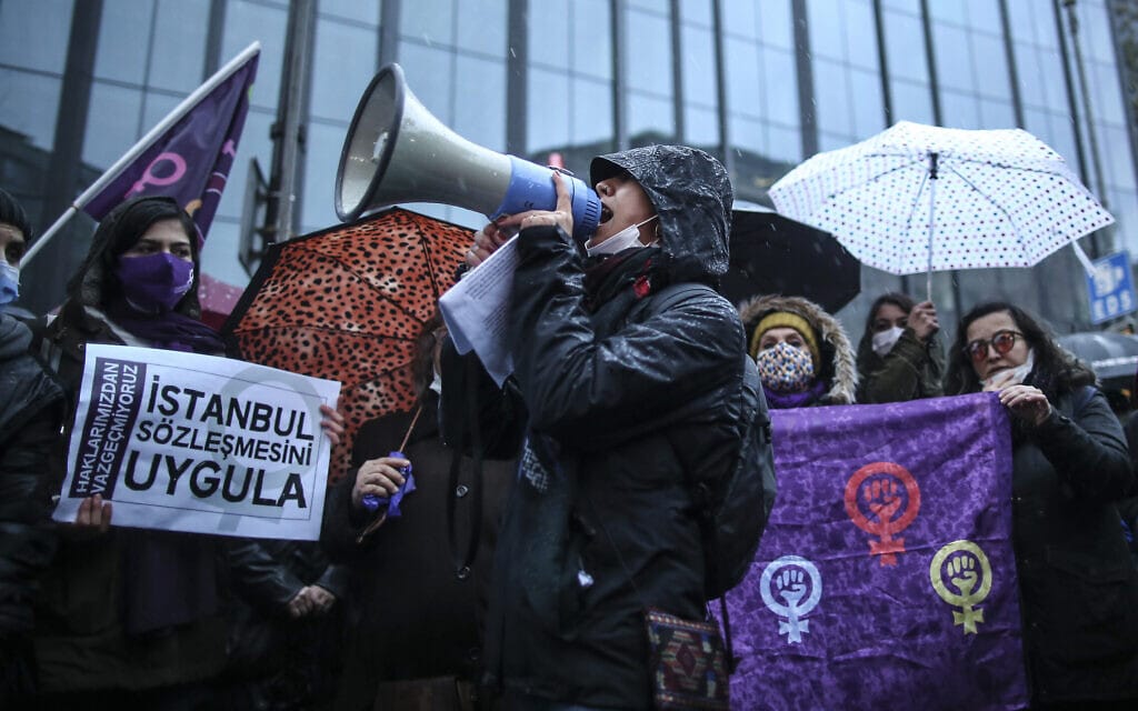 מפגינים מוחים באיסטנבול נגד פרישת טורקיה מהאמנה למניעה ומאבק באלימות כלפי נשים ואלימות במשפחה, 22 במרץ 2021 (צילום: Emrah Gurel, AP)