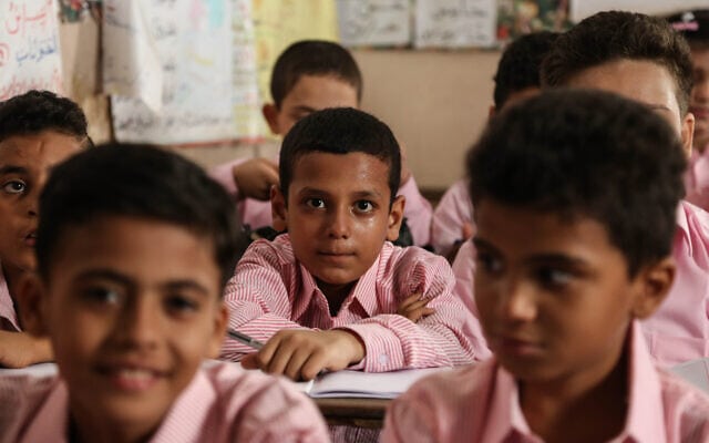 תלמידי בית ספר יסודי בקהיר, 28 בספטמבר 2015 (צילום: Mohamed Elraai, AP)