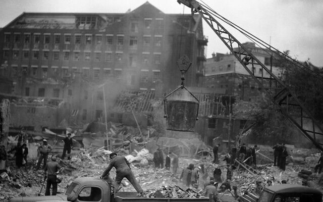 בתים שנהרסו על ידי רקטות V1 בלונדון, 16 ביוני 1944 (צילום: AP)