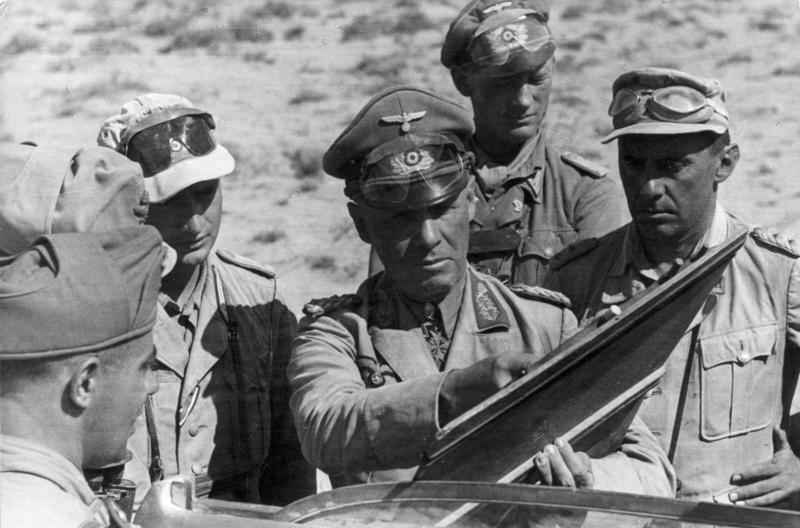 ארווין רומל עם קצינים גרמנים בצפון אפריקה, 21 ביוני 1942 (צילום: Bundesarchiv, Bild 101I-786-0327-19 / Otto / CC-BY-SA 3.0)