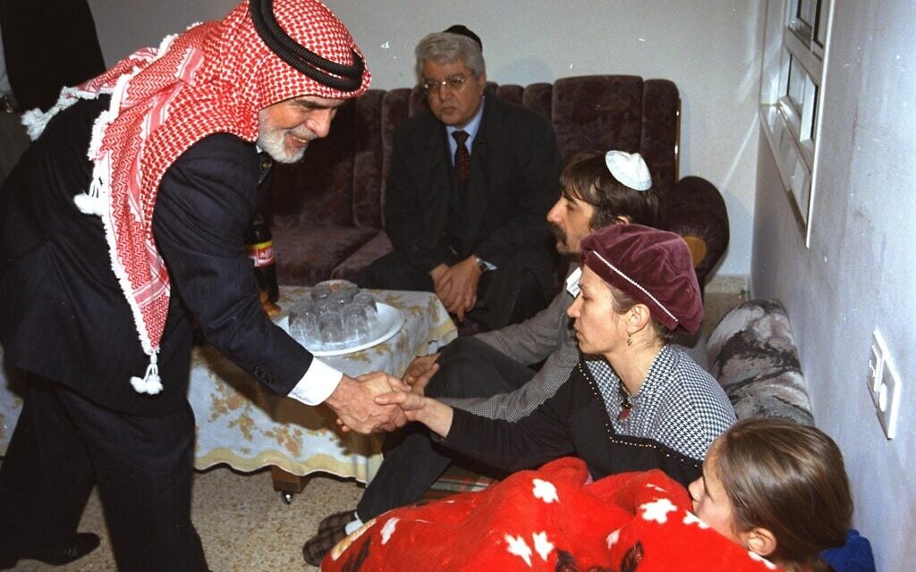 המלך חוסיין מנחם את משפחת בדייב מבית שמש, שבתם נרצחה בפיגוע בנהריים. 16 במרץ 1997 (צילום: אבי אוחיון/לע&quot;מ)