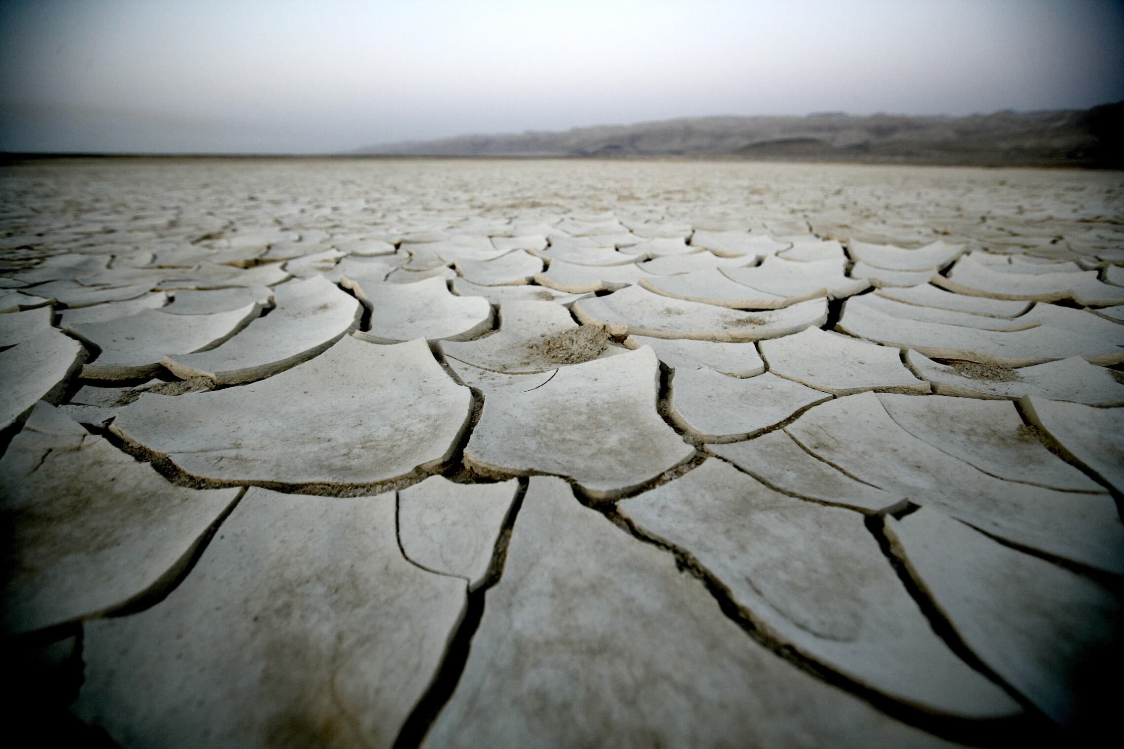 אדמה צחיחה מצפון לים המלח בתקופת בצורת (צילום: אביר סולטן/פלאש90)