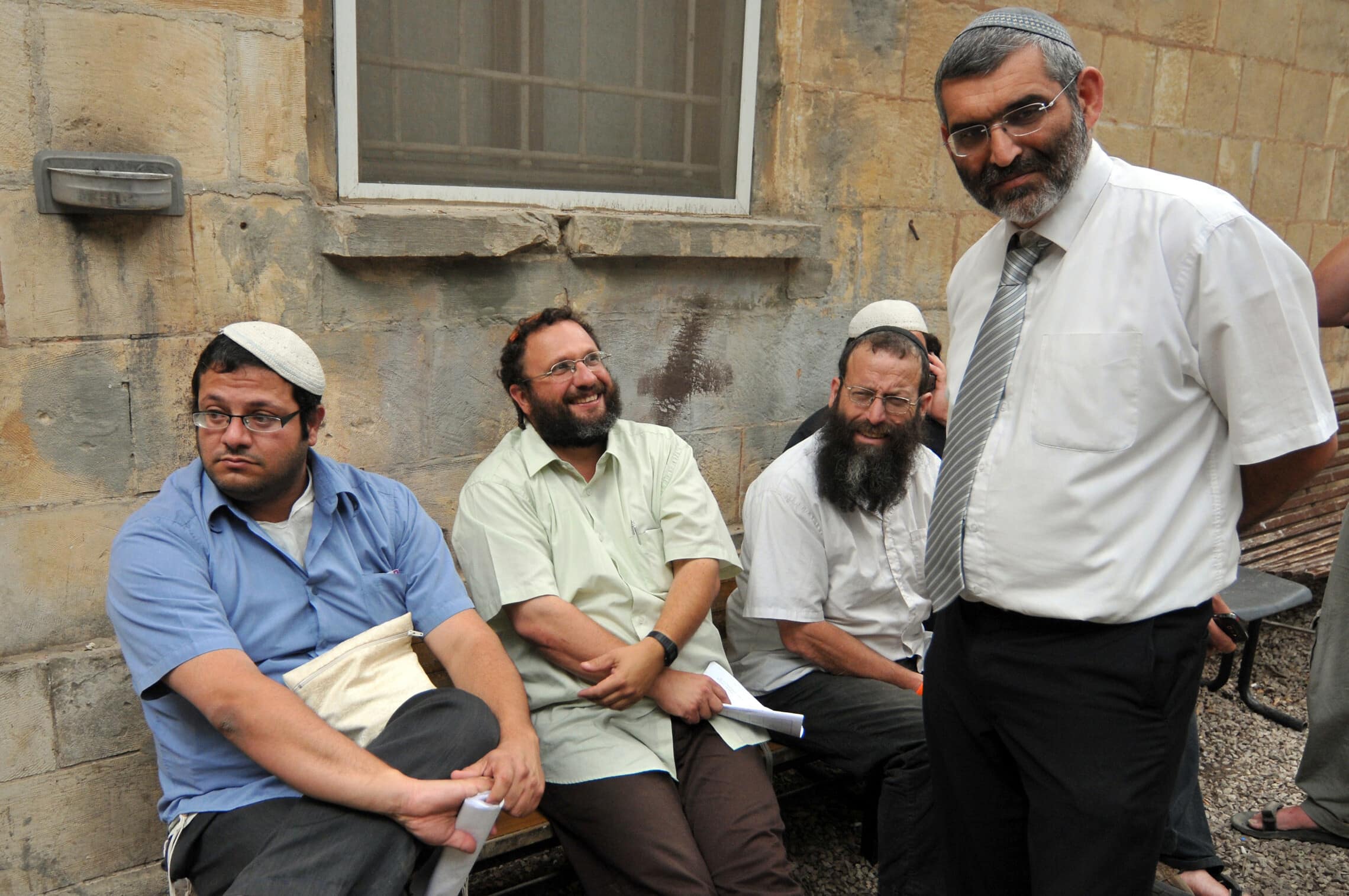 מיכאל בן-ארי, ברוך מרזל ואיתמר בן-גביר בבית המשפט השלום בירושלים בדיון על הארכת מעצרם, ב-27 במאי 2010 (צילום: פלאש90)