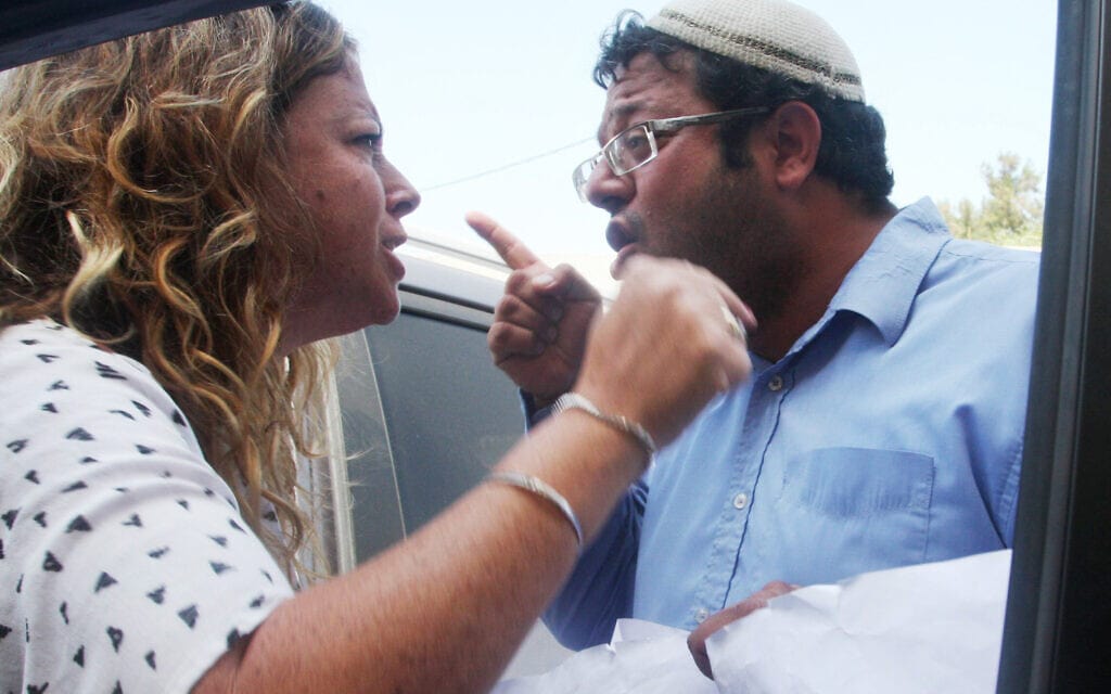 איתמר בן-גביר מתעמת עם נעה בן-ארצי, נכדתו של יצחק רבין, בטקס לציון 20 שנה מאז ממשלת רבין, 14 באוגוסט 2012 (צילום: רוני שוצר/פלאש90)