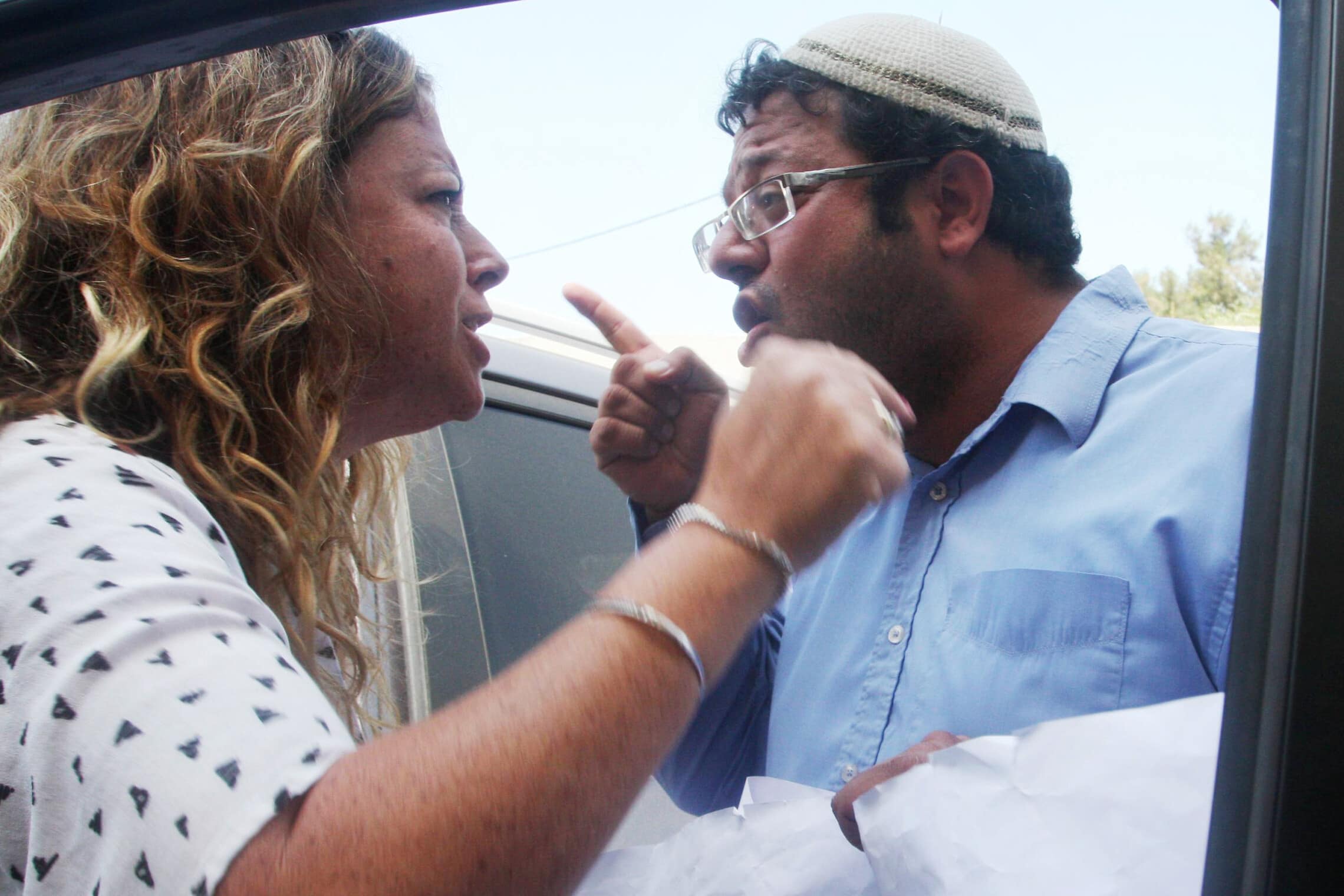 איתמר בן-גביר מתעמת עם נעה בן-ארצי, נכדתו של יצחק רבין, בטקס לציון 20 שנה מאז ממשלת רבין, 14 באוגוסט 2012 (צילום: רוני שוצר/פלאש90)