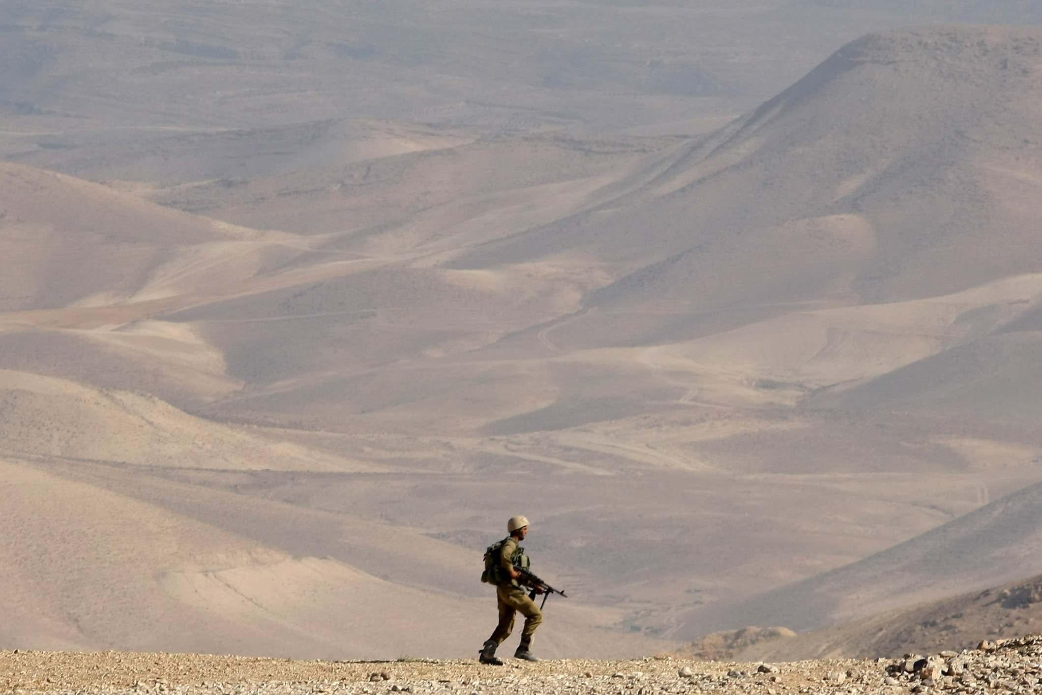חייל משתתף בתרגיל צה&quot;ל במדבר יהודה, יוני 2012 (צילום: משה שי/פלאש90)