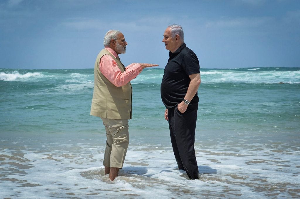 בנימין נתניהו וראש ממשלת הודו נרנדרה מודי מבקרים במפעל ההתפלה בחוף אולגה, 6 ביולי 2017 (צילום: קובי גדעון/לע&quot;מ)