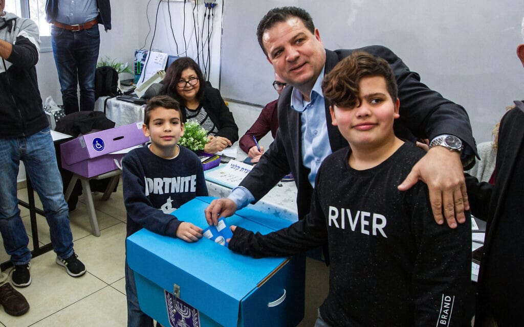 איימן עודה מצביע בחיפה, כשילדיו לצידו, 2 במרץ 2020 (צילום: פלאש90)