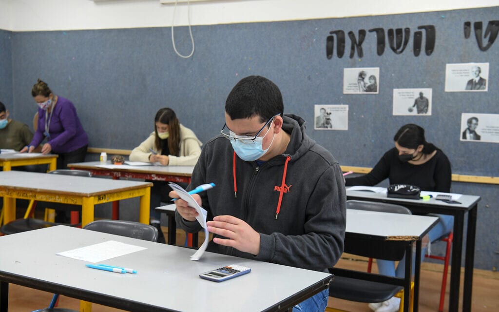 תלמידי בית ספר על-יסודי ביהוד, 3 בפברואר 2021 (צילום: פלאש 90) תלמידי בית ספר על-יסודי ביהוד, 3 בפברואר 2021 (צילום: פלאש 90)