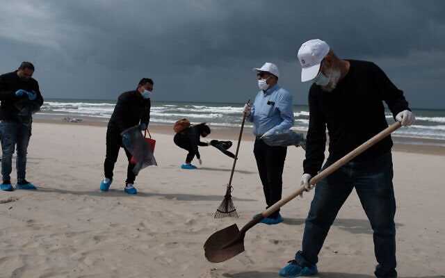 מאמצי הניקיון בחופים נמשכים: מתנדבים בחוף בת ים, 2 במרץ 2021 (צילום: תומר נויברג/פלאש90)