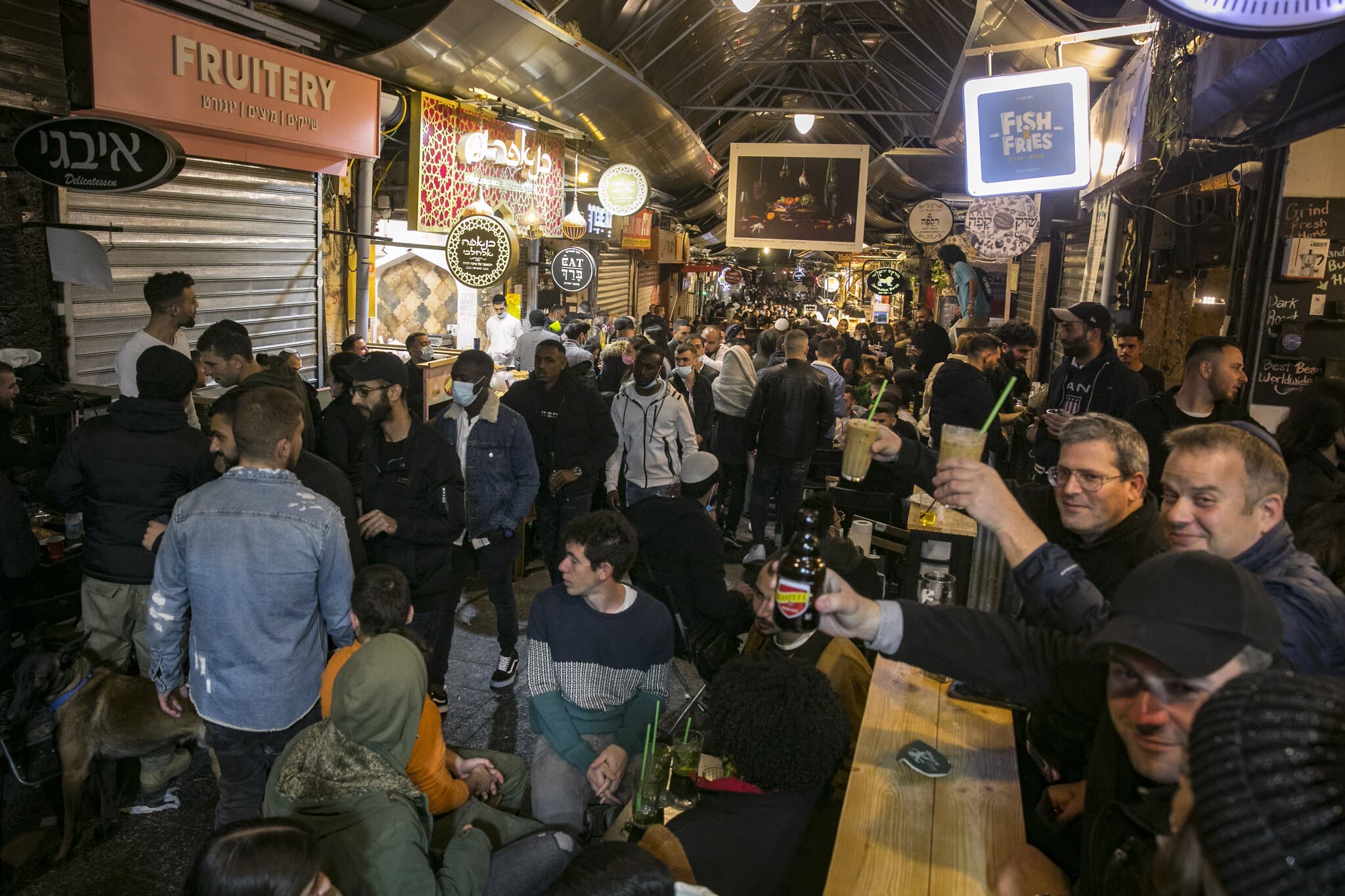 ישראלים חוגגים בשוק מחנה יהודה בירושלים, 12 במרץ 2021 (צילום: אוליבייה פיטוסי/פלאש90)