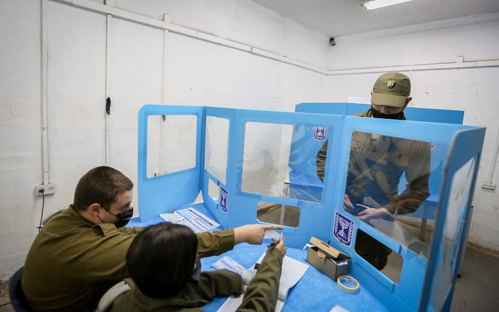 חייל מצביע בהצבעה מוקדמת בקלפי צבאית, במתקן צה"לי סמוך לגבול עם לבנון, 22 במרץ 2021 (צילום: דוד כהן, פלאש 90)