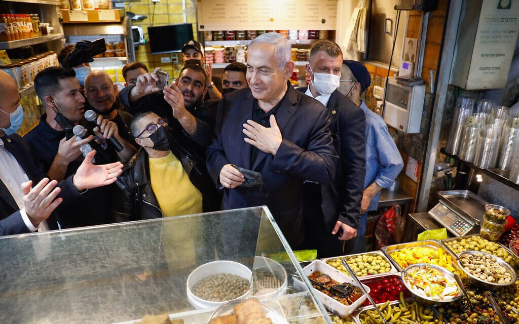 ראש הממשלה ויושב ראש הליכוד בנימין נתניהו בשוק מחנה יהודה, 22 במרץ 2021 (צילום: אוליבייה פיטוסי, פלאש 90)