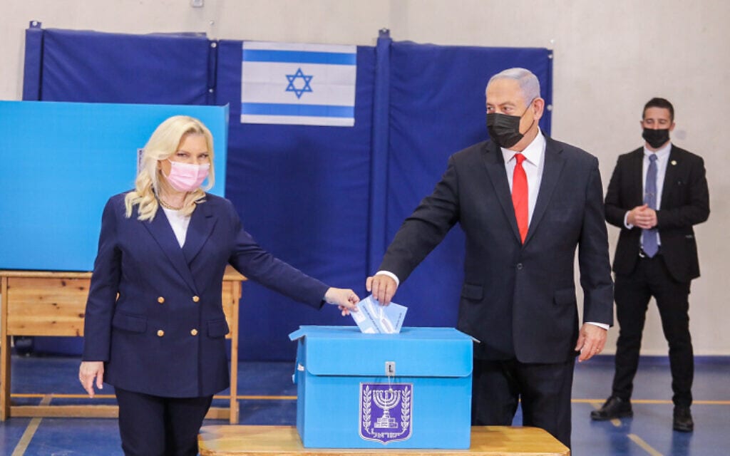 ראש הממשלה בנימין נתניהו ורעייתו שרה מצביעים בקלפי בבחירות הרביעיות, 23 במרץ 2021 (צילום: Marc Israel Sellem/POOL)