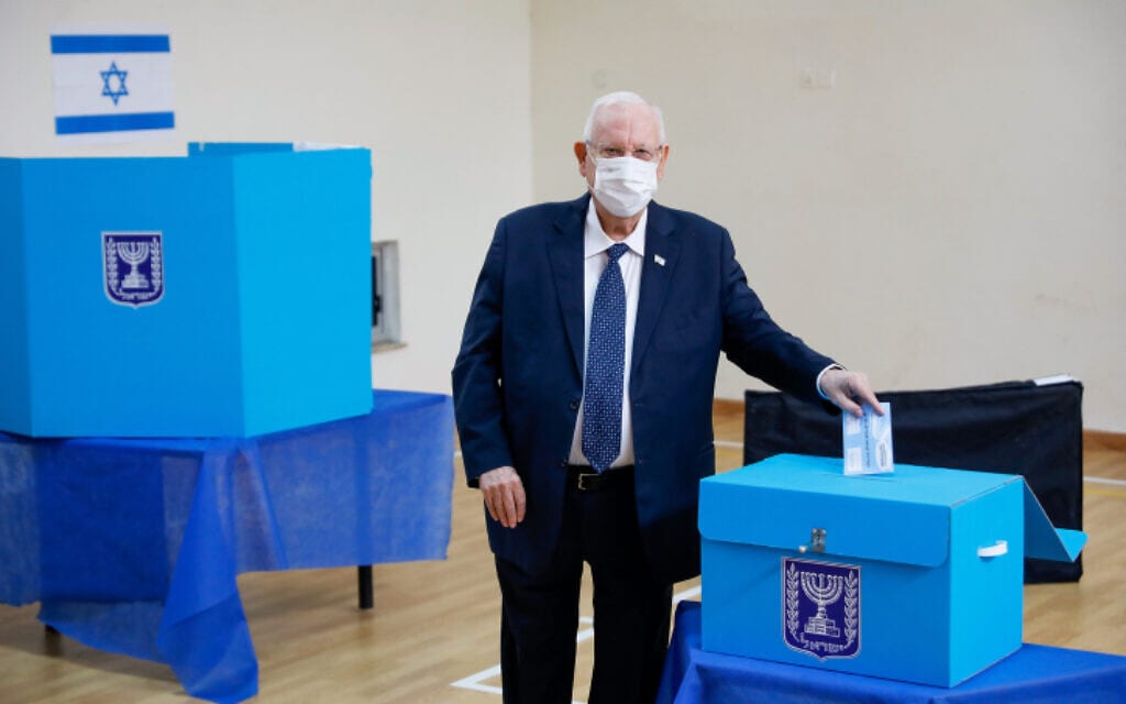 הנשיא ראובן (רובי) ריבלין מצביע בבחירות, 23 במרץ 2021 (צילום: Olivier Fitoussi/Flash90)