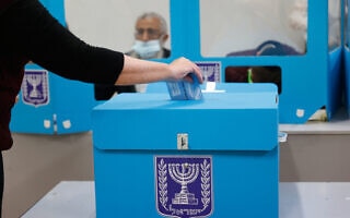 קלפי בבחירות לכנסת ה-24, 23 במרץ 2021 (צילום: Yonatan Sindel/FLASH90) קלפי בבחירות לכנסת ה-24, 23 במרץ 2021 (צילום: Yonatan Sindel/FLASH90)