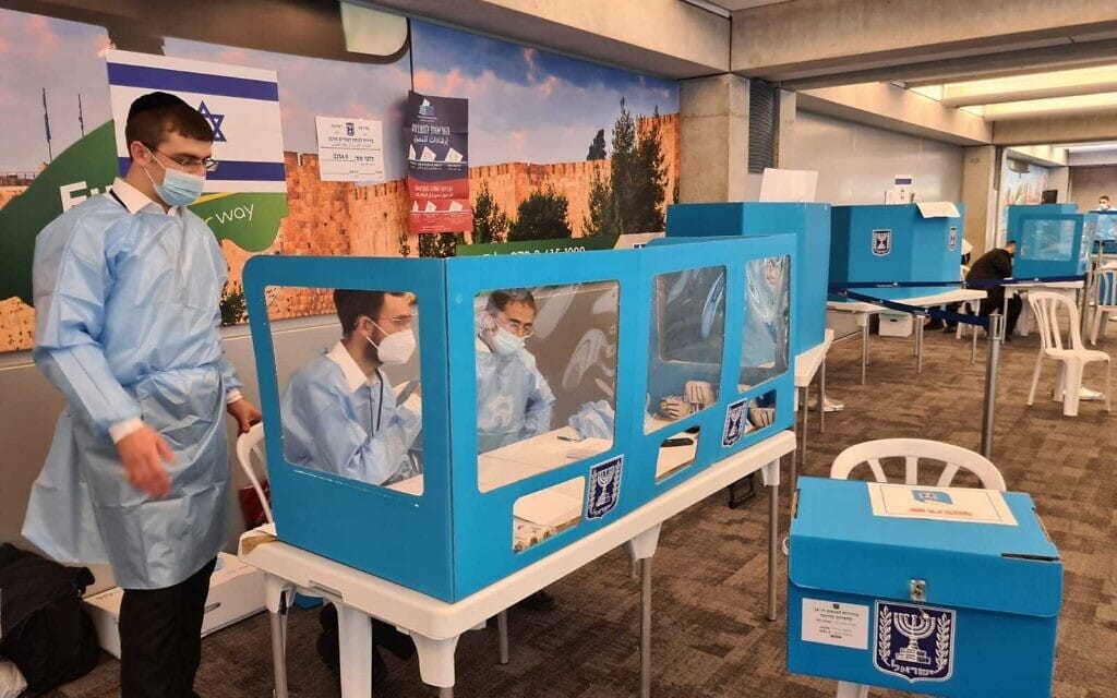 הצבעה בנתב״ג בבחירות הרביעיות 23 במרץ 2021 (צילום: רשות שדות התעופה) הצבעה בנתב״ג בבחירות הרביעיות 23 במרץ 2021 (צילום: רשות שדות התעופה)
