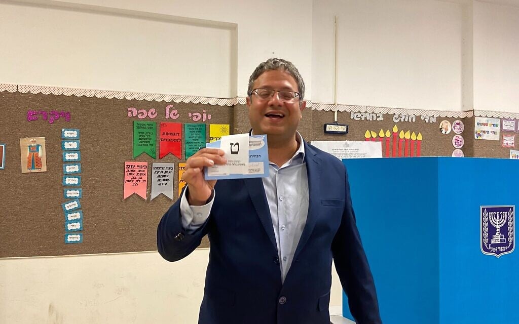 איתמר בן גביר מצביע בבחירות הרביעיות, 23 במרץ 2021 (צילום: ג׳ייקוב מגיד) איתמר בן גביר מצביע בבחירות הרביעיות, 23 במרץ 2021 (צילום: ג׳ייקוב מגיד)