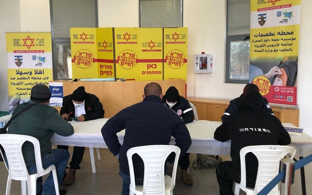 פיילוט חיסון פועלים פלסטיניים בשער אפריים, 4 במרץ 2021 (צילום: מתפ"ש) פיילוט חיסון פועלים פלסטיניים בשער אפריים, 4 במרץ 2021 (צילום: מתפ"ש)