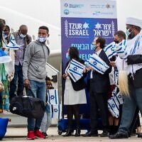 מבצע צור ישראל מגיע לסיומו. שרת הקליטה פנינה תמנו שטה ויו"ר הסוכנות היהודית יצחק הרצוג עם העולים מאתיופיה בשדה התעופה, 11 במרץ 2021 (צילום: נגה מלסה) מבצע צור ישראל מגיע לסיומו. שרת הקליטה פנינה תמנו שטה ויו"ר הסוכנות היהודית יצחק הרצוג עם העולים מאתיופיה בשדה התעופה, 11 במרץ 2021 (צילום: נגה מלסה)