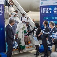 מבצע צור ישראל מגיע לסיומו. שרת הקליטה פנינה תמנו שטה ויו"ר הסוכנות היהודית יצחק הרצוג עם העולים מאתיופיה בשדה התעופה, 11 במרץ 2021 (צילום: נגה מלסה) מבצע צור ישראל מגיע לסיומו. שרת הקליטה פנינה תמנו שטה ויו"ר הסוכנות היהודית יצחק הרצוג עם העולים מאתיופיה בשדה התעופה, 11 במרץ 2021 (צילום: נגה מלסה)