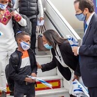 מבצע צור ישראל מגיע לסיומו. שרת הקליטה פנינה תמנו שטה ויו"ר הסוכנות היהודית יצחק הרצוג עם העולים מאתיופיה בשדה התעופה, 11 במרץ 2021 (צילום: נגה מלסה) מבצע צור ישראל מגיע לסיומו. שרת הקליטה פנינה תמנו שטה ויו"ר הסוכנות היהודית יצחק הרצוג עם העולים מאתיופיה בשדה התעופה, 11 במרץ 2021 (צילום: נגה מלסה)