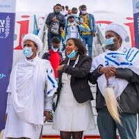 מבצע צור ישראל מגיע לסיומו. שרת הקליטה פנינה תמנו שטה ויו"ר הסוכנות היהודית יצחק הרצוג עם העולים מאתיופיה בשדה התעופה, 11 במרץ 2021 (צילום: נגה מלסה) מבצע צור ישראל מגיע לסיומו. שרת הקליטה פנינה תמנו שטה ויו"ר הסוכנות היהודית יצחק הרצוג עם העולים מאתיופיה בשדה התעופה, 11 במרץ 2021 (צילום: נגה מלסה)
