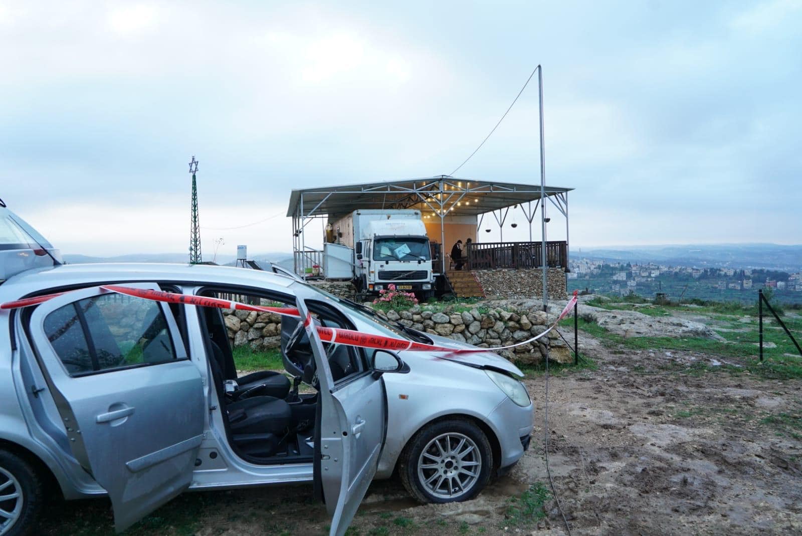 מכוניתו של חאלד נופל מחוץ לביתו של איתן זאב במאחד הלא חוקי חוות שדה אפרים, שם ירה זאב למוות בנופל ב-5 בפברואר 2021 (צילום: דובר צה&quot;ל)