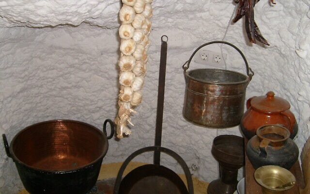 מטבח במערות גרנדה, דומה לזה שהיה משמש את היהודים במאה ה-16 (צילום: באדיבות מרג&#039;ורי סנדור)