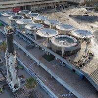 פרויקט הריסת הפטריות מעל חניון כיכר אתרים (צילום: עזרה ובצרון)