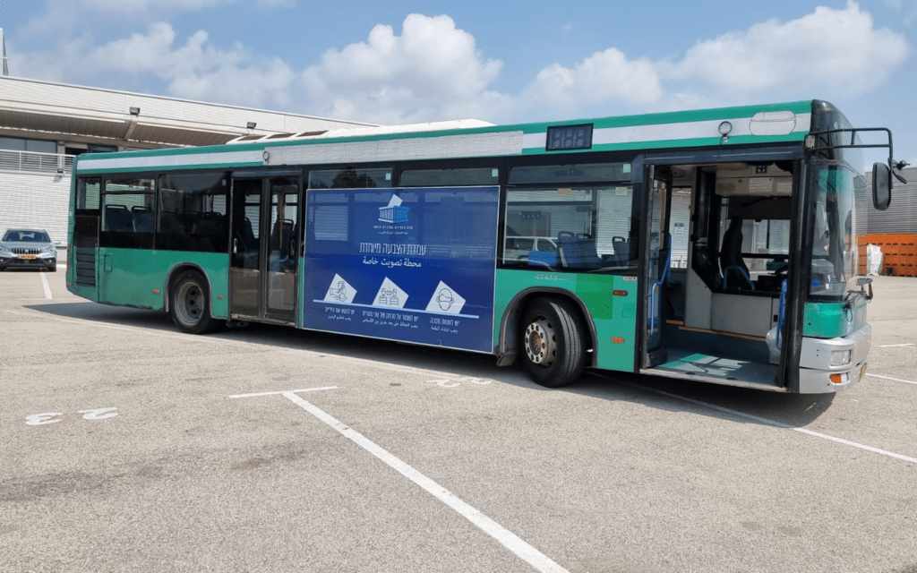 אוטובוס שהוסב לעמדת הצבעה (צילום: חיים לוי) אוטובוס שהוסב לעמדת הצבעה (צילום: חיים לוי)