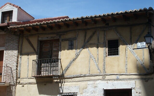 בית עתיק בטורדסיאס שבספרד (צילום: באדיבות מרג&#039;ורי סנדור)