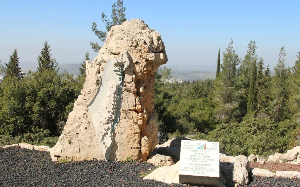 פסל ישראל באבן משקיף על הנוף (צילום: שמואל בר-עם)
