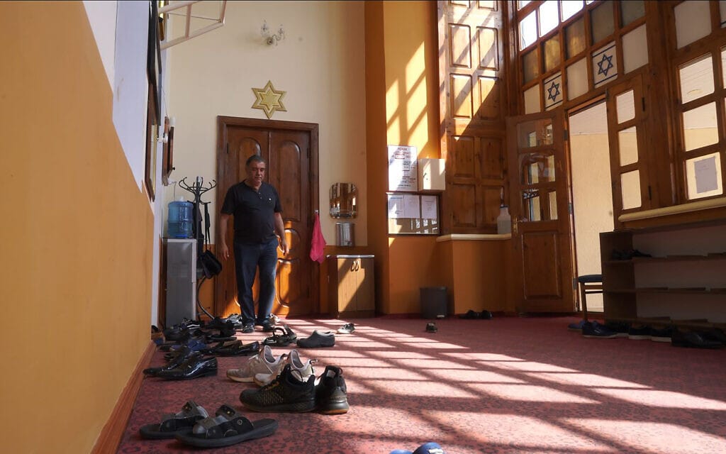 אדם נכנס לבית כנסת &#039;ששת הכיפות&#039; בקרסניה סלובודה, 21 ביולי, 2018 (צילום: כנען ליפשיץ)