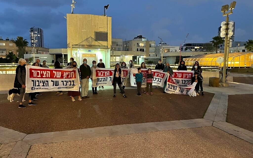 מפגינים בכניסה למועצת העיר תל אביב מוחים על הכוונה למכור את חניון הככר במחיר נמוך, 15 במרץ 2021 מפגינים בכניסה למועצת העיר תל אביב מוחים על הכוונה למכור את חניון הככר במחיר נמוך, 15 במרץ 2021