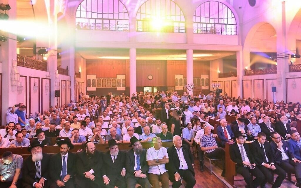 מאות אורחים בטקס הקדשת ספרי התורה בבית הכנסת הגדול בתל אביב, אוגוסט 2015 (צילום: ישראל ברדוגו)