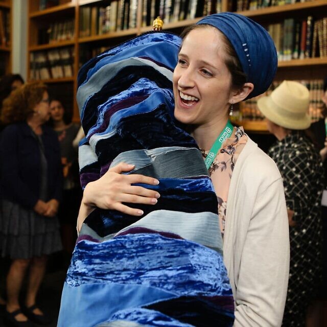 הרבנית ג'נה אנגלנדר רוקדת עם ספר תורה בטקס הסיום שלה בישיבת מהרט בניו יורק, 17 ביוני 2019 (צילום: שולמית סיידלר-פלר / מהרט)