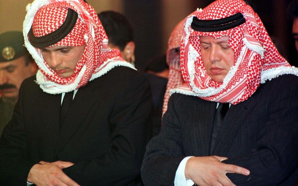 המלך עבדאללה (מימין) ואחיו למחצה הנסיך חמזה בתפילה לסיום 40 ימי האבל על מות המלך חוסיין, 18 במרץ 1999 (צילום: Majed Jaber/REUTERS/Alamy)