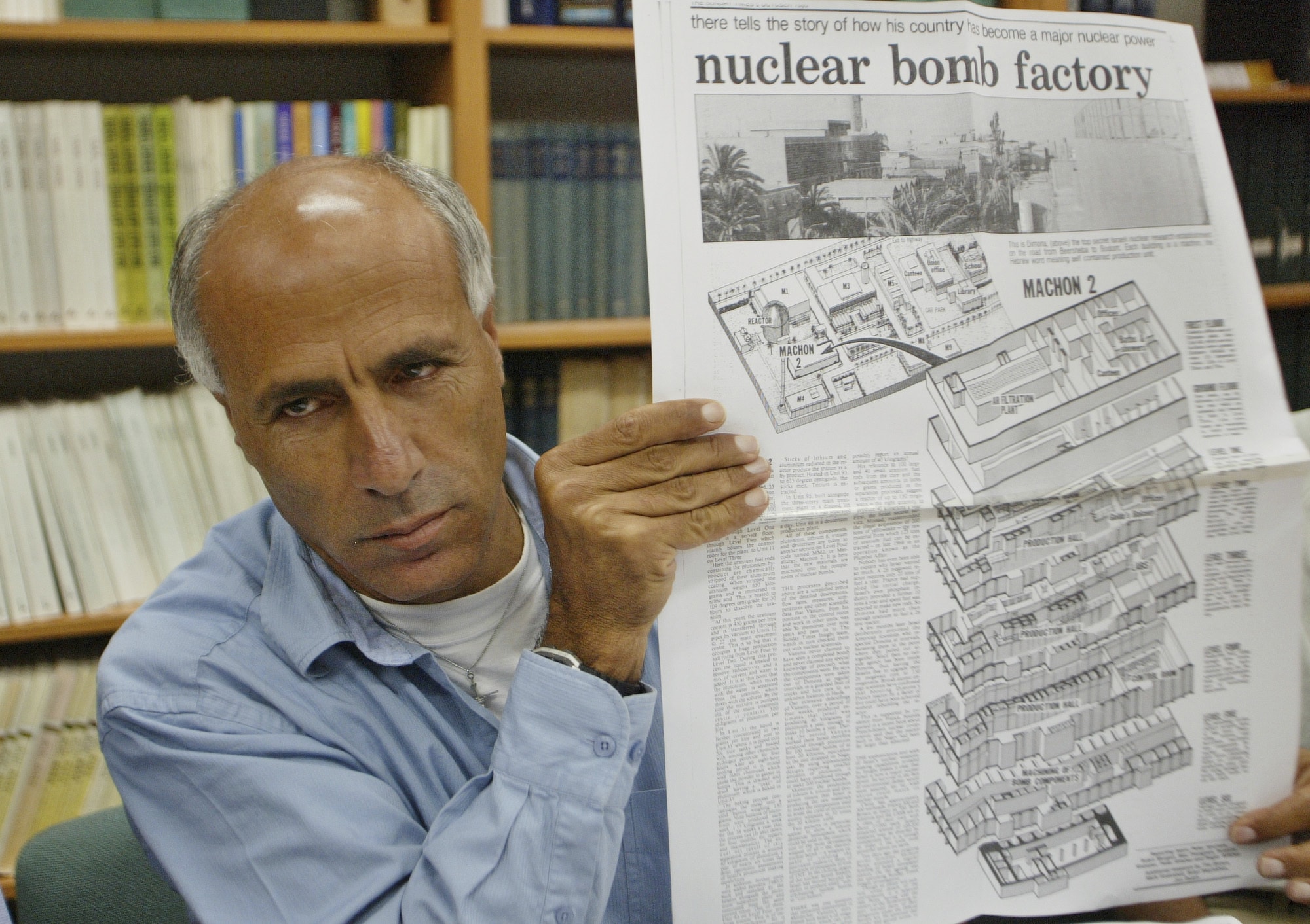 מרדכי ואנונו, ב-2004, מחזיק את גליון הסאנדיי טיימס מ-1986 בו חשף את סודות האטום של ישראל (צילום: AP Photo/Oded Balilty)