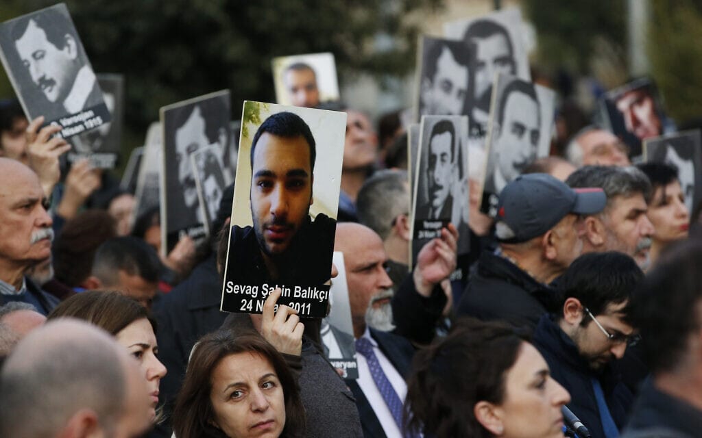 מפגינים אוחזים בתמונות של אינטלקטואלים ארמנים בעצרת לציון יום השנה ה-104 לרצח העם הארמני באיסטנבול, טורקיה, 24 באפריל 2019 (צילום: AP Photo/Lefteris Pitarakis)