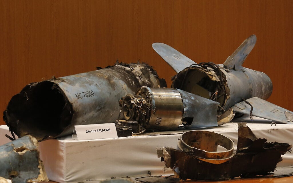 שאריות של טיל שיוט איראני שהיה בשימוש בהתקפה מתימן על ערב הסעודית בספטמבר 2019 (צילום: AP Photo/Amr Nabil)