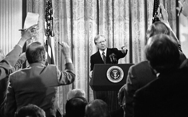 נשיא ארצות הברית ג&#039;ימי קרטר משיב לשאלות עיתונאים בבית הלבן, 10 באפריל 1980 (צילום: AP Photo/Dennis Cook, File)