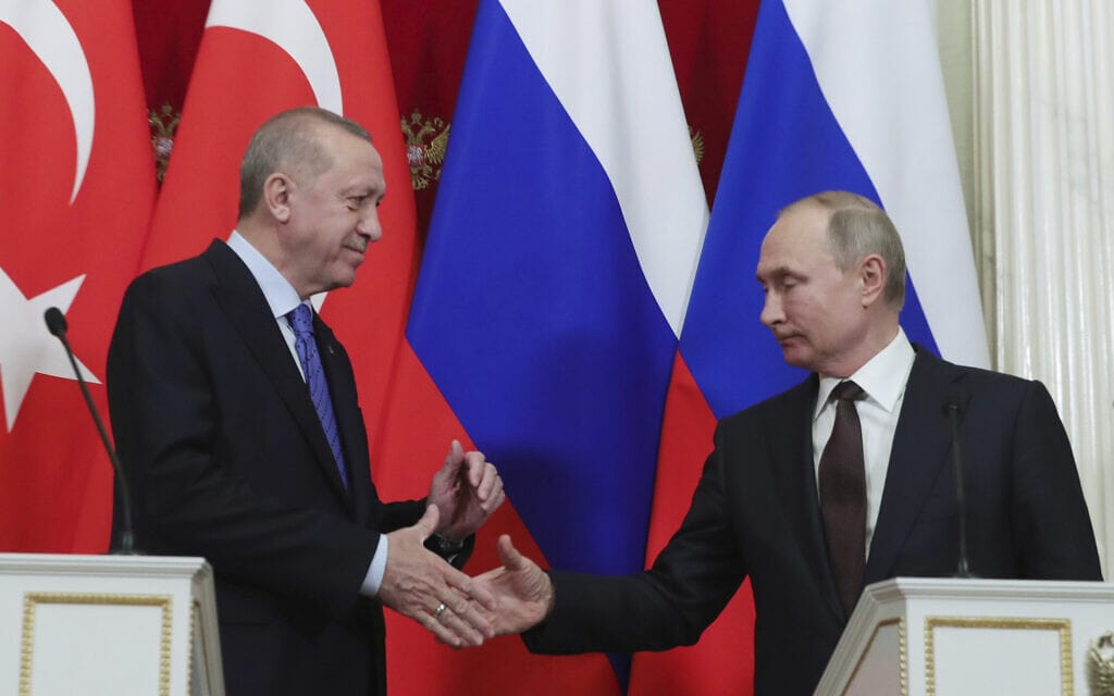 נשיא רוסיה ולדימיר פוטין ונשיא טורקיה רג'פ טאיפ ארדואן בפגישת פסגה בקרמלין במוסקבה, רוסיה, 5 במרץ 2020 (צילום: Presidential Press Service via AP)